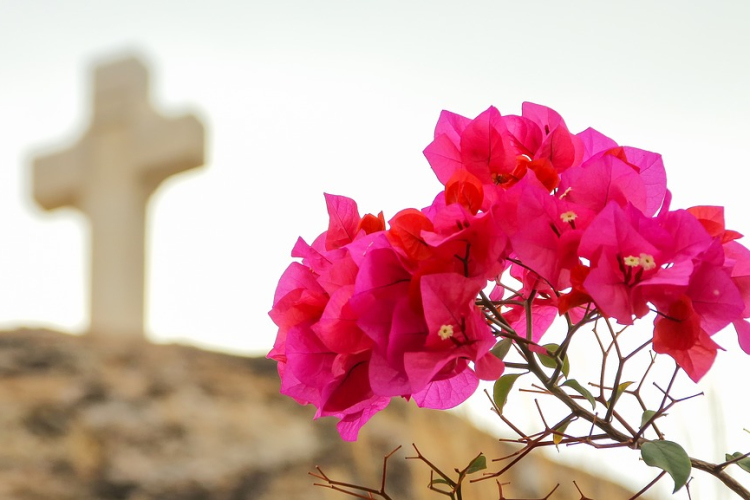 Este Jézus feltámadását ünneplik a katolikus templomokban