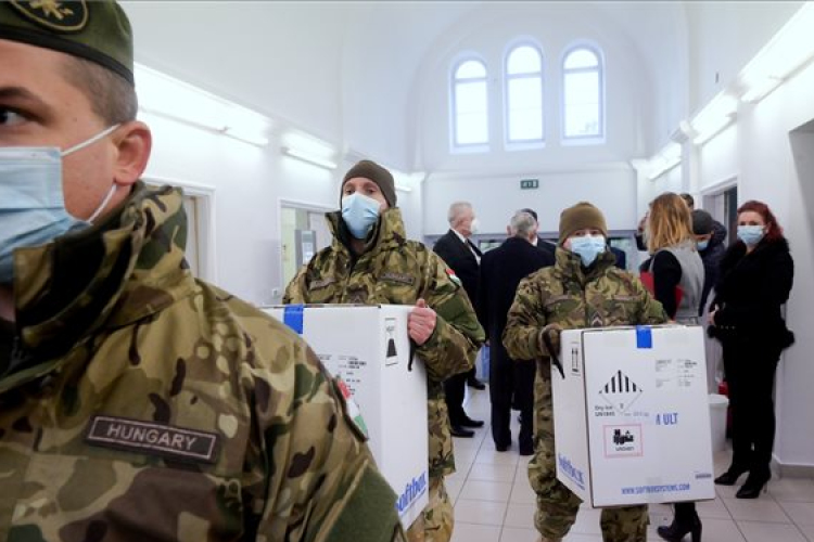 Megérkezett Magyarországra az első vakcinaszállítmány