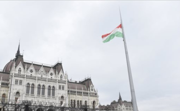 Felvonták, majd félárbócra engedték a nemzeti lobogót az Országház előtt