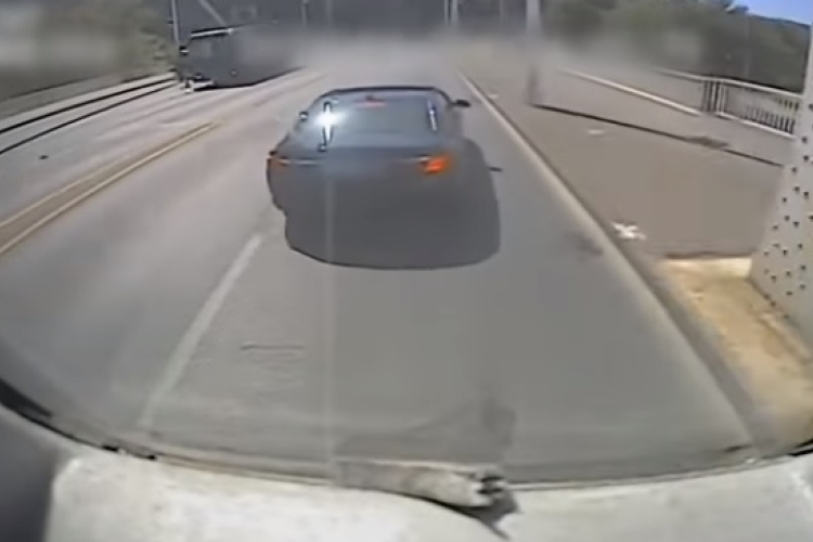 Szándékosan befékezett a busz előtt, baleset lett belőle - VIDEÓ