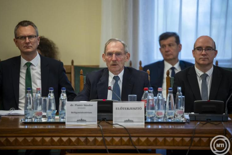 Februárra eléri a pedagógusok átlagbére a diplomás átlagbér 80 százalékát