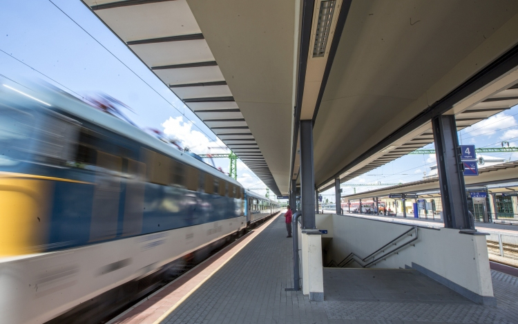 Megdobált egy vonatot egy szerelmi bánatban szenvedő férfi