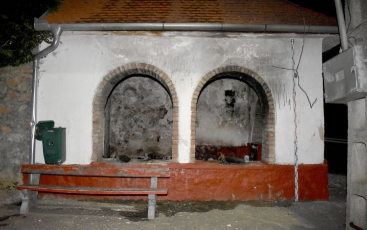 Egy dühöngő felgyújtotta az ikonikus mórágyi buszmegállót